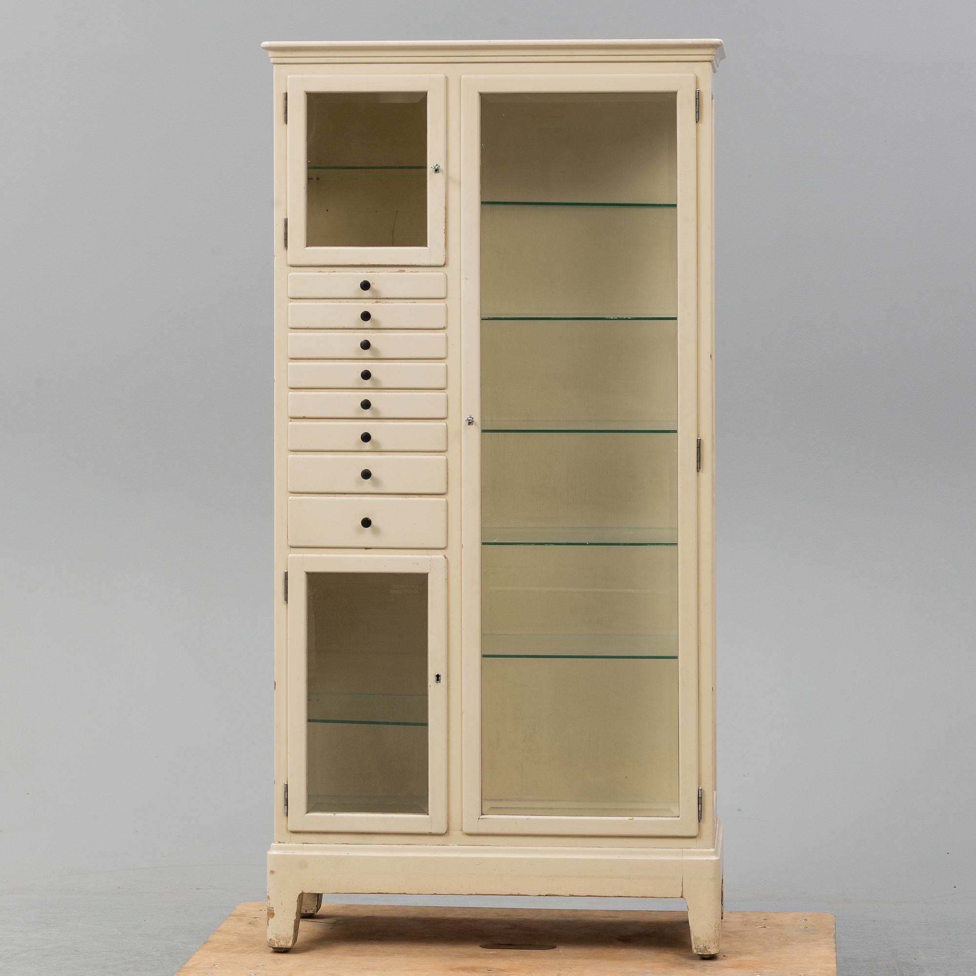 LÄKARSKÅP, 1900-talets mitt.