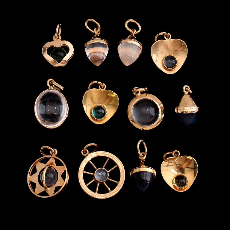 BERLOCKER, 12 st, 18 k guld med olika stenar. Total vikt ca 10 gram.