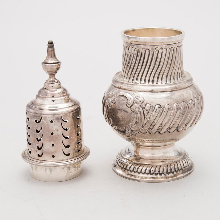 A sugar caster in sterling silver, mark of John Newton Mappin, London 1890.