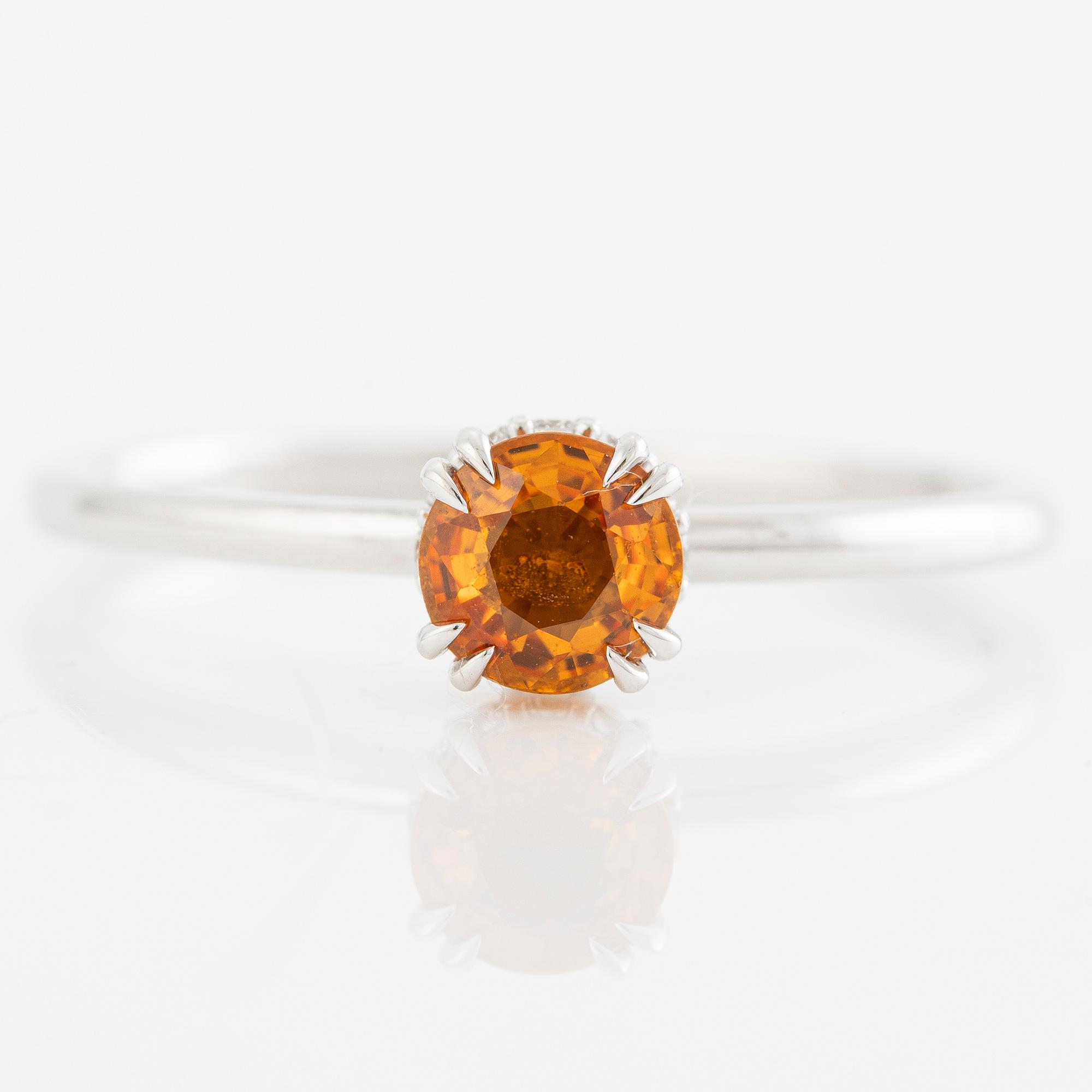 Ring 14K vitguld med orange safir och briljantslipade diamanter.