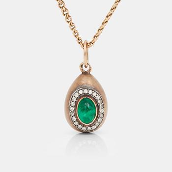 615. COLLIER med hänge i form av ett ägg med en smaragd samt diamanter. Ryssland 1899 - 1908.