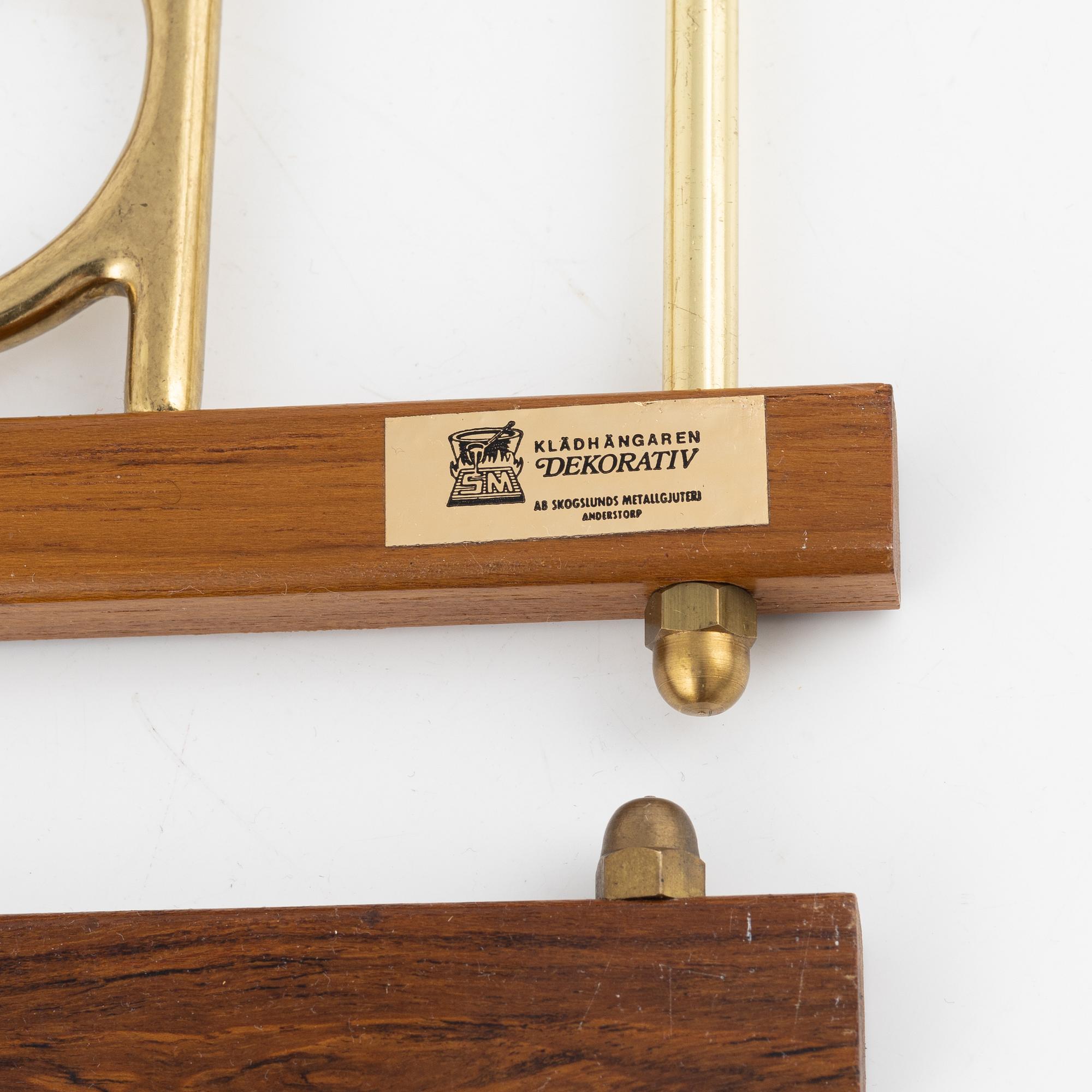 Klädhängare, ett par, "Dekorativ", Skoglunds metallgjuteri, Anderstorp, 1900-talets mitt.