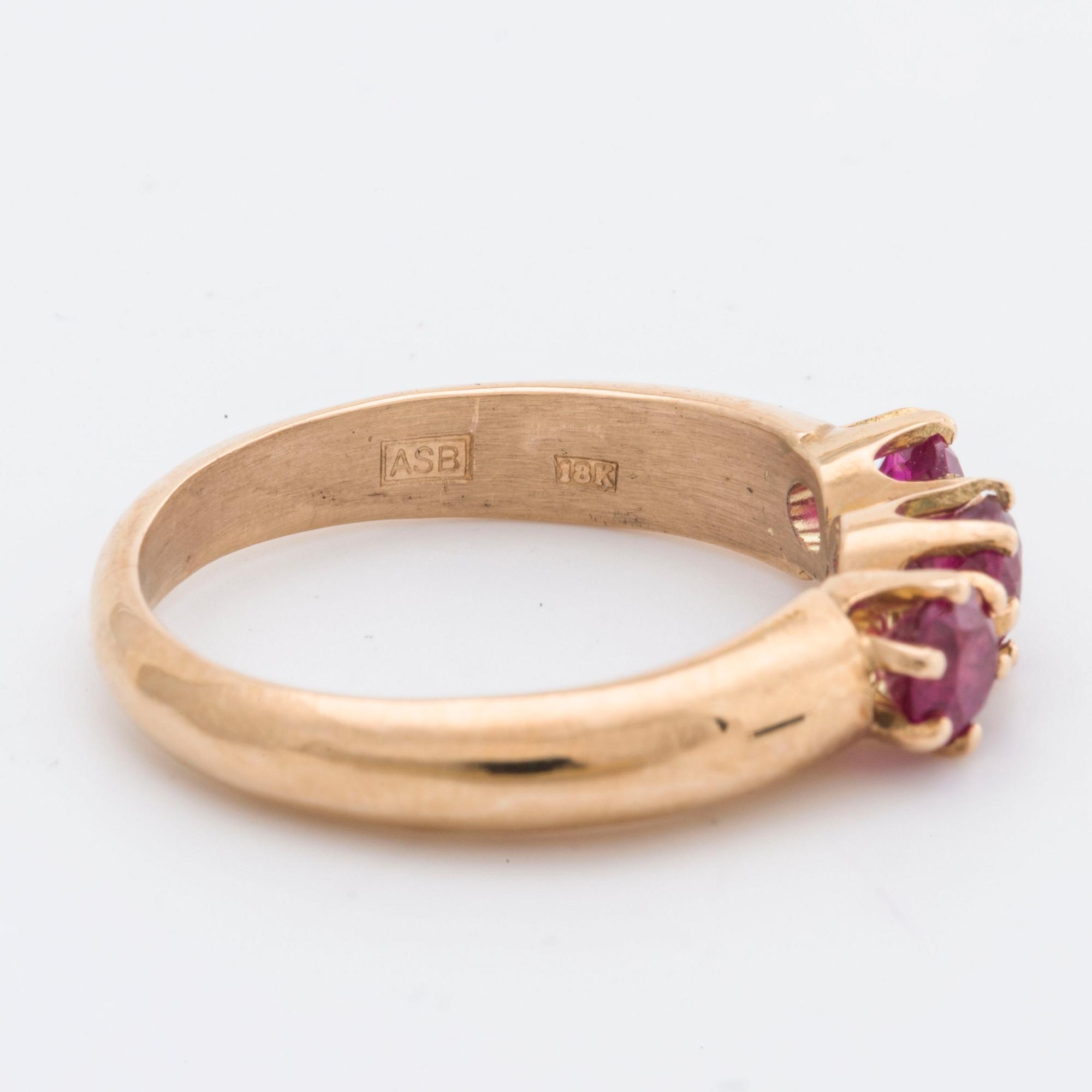 RING 18K gold w 3 rubies.