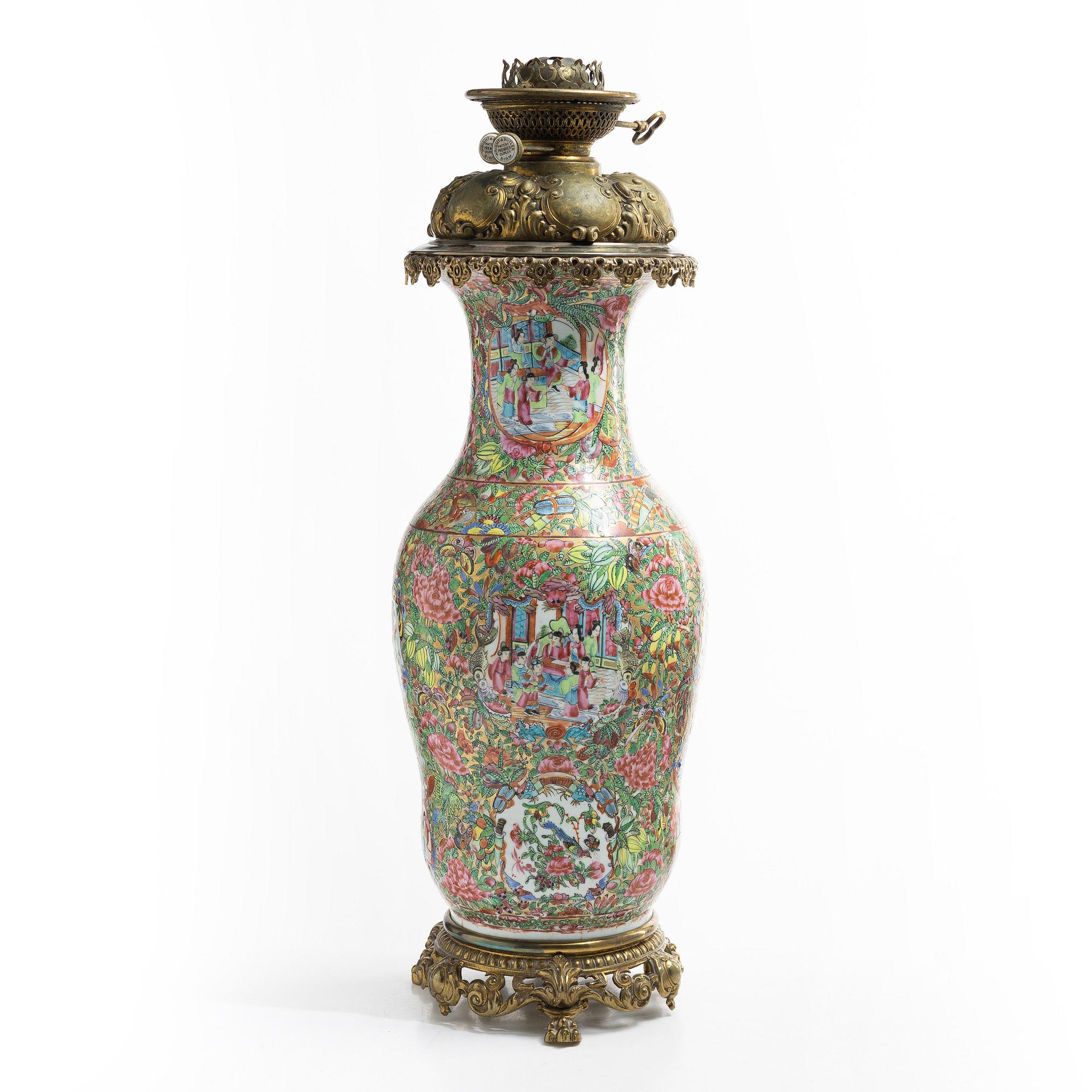 Vas, omgjord till bordslampa, porslin, Kanton, Qingdynastin, Kina, 1800-tal.