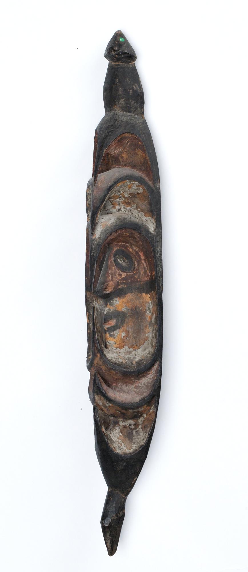 FLÖJTSTOPPARE. Bemålat träd. Nya Guinea, Oceanien, omkring 1950. Höjd 70,5 cm.