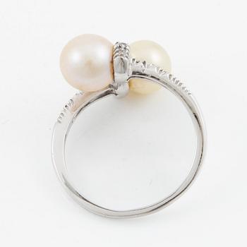 Ring in 18K white gold with pearls, one cultured and one imitation pearl, and eight-cut diamonds.