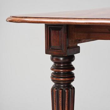 A Regency mahogany dining table, first part 19th century.