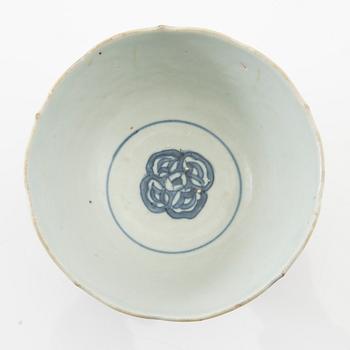 Bowl and plates, 2 pcs, China, 16th/17th century, porcelain.