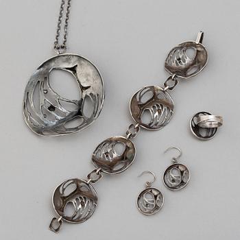 KARL LAINE, halsband, armband, ring samt ett par örhängen, sterlingsilver, Finland, 1975.