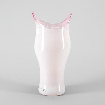 VAS, glas, Ulrica Hydman-Vallien, Kosta Boda, signerad.