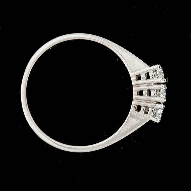 RING, 14k vitguld med briljantslipade diamanter tot ca0,41ct. Vikt ca2,7g.