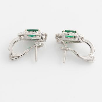 Earrings, a pair with brilliant-cut diamonds and emeralds.