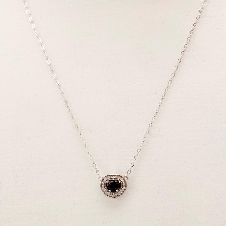 Halsband 18K vitguld med hjärtslipad lila safir samt runda briljantslipade diamanter, Arezzo Italien.