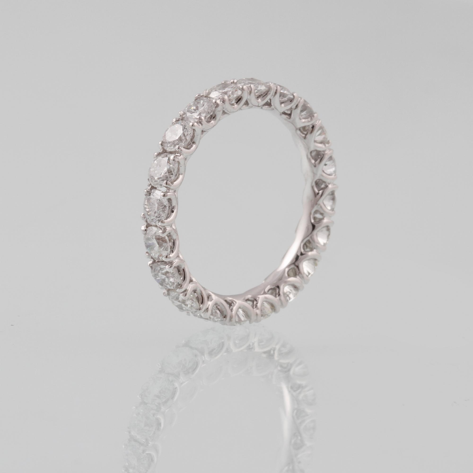RING, 18K vitguld med 20 briljantslipade diamanter 2.64 ct. Vikt 2,2 gram.