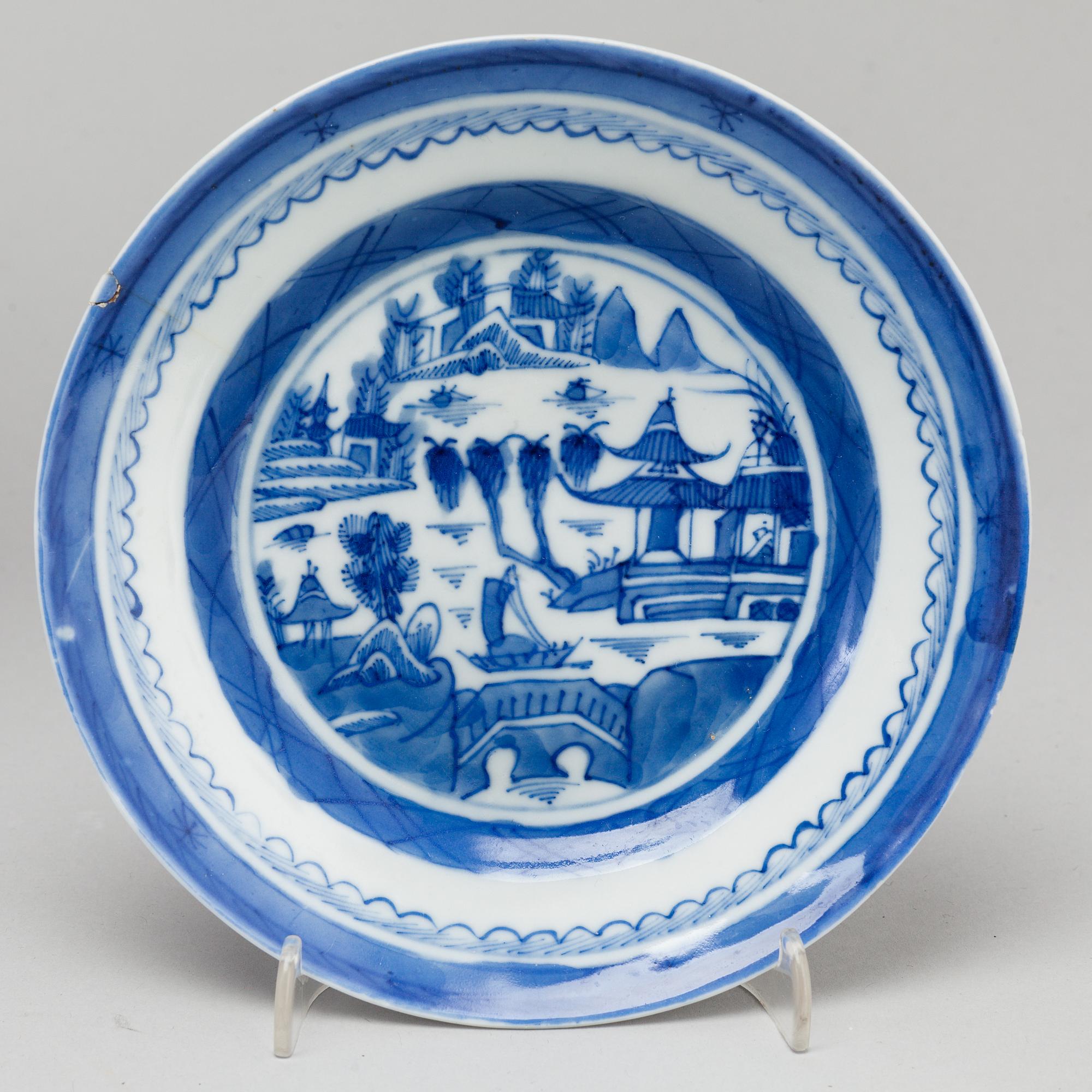 A Qianlong porcelain platter and seven 19th century dishes, Qing dynasty.