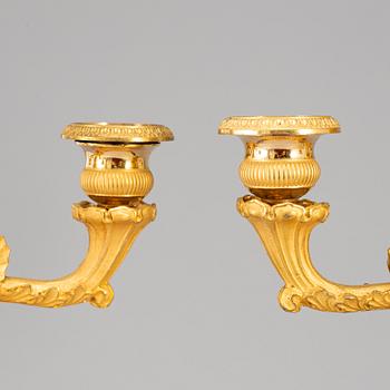 KANDELABRAR, ett par, senempire, förgylld och patinerad brons, 1800-talets första hälft.