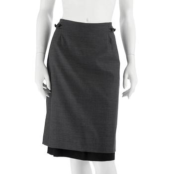 660. NOIR, a grey av black pencilskirt. Size 38.