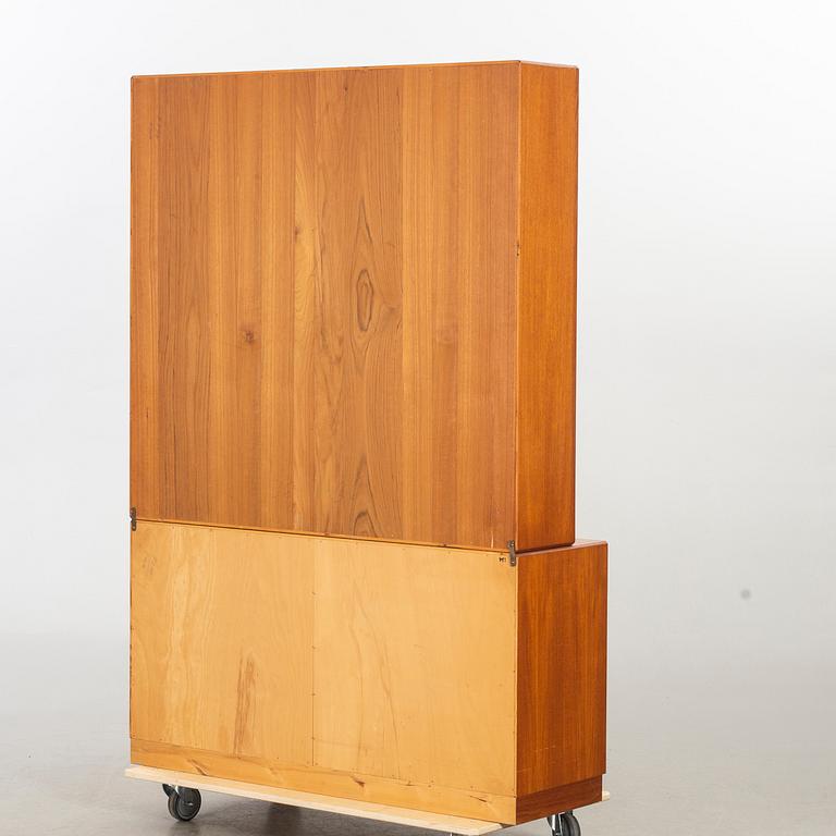 A MID 20TH CENTURY BOOK CASE.