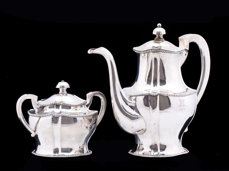 TEKANNA samt SOCKERSKÅL, silver. 1900-talets första hälft. Tot vikt 900 g.