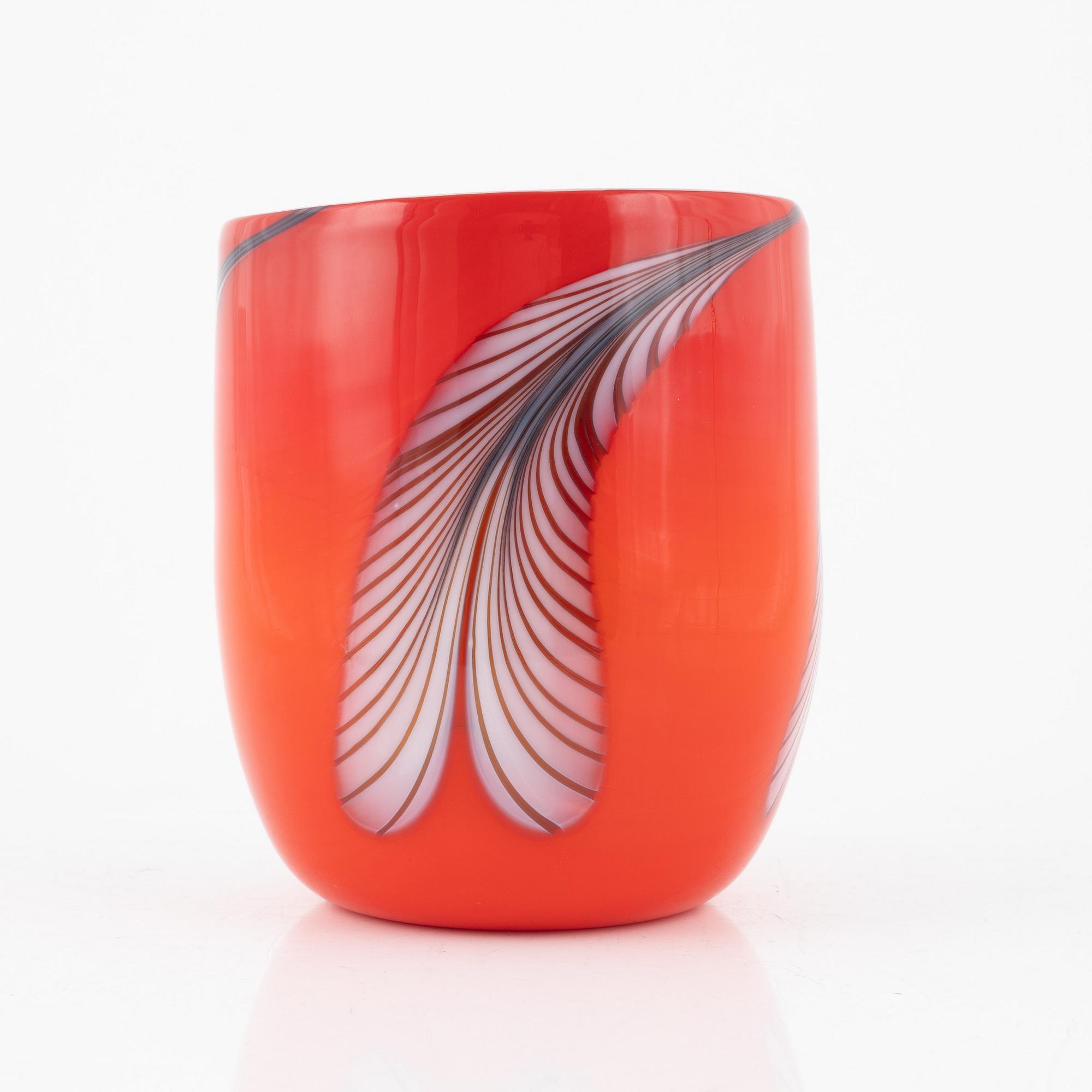 Kerttu Nurminen, a glass vase, Nuutajärvi, Notsjö, Finland.