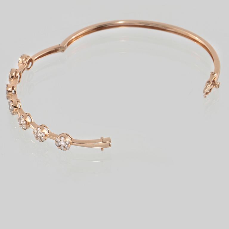 ARMRING, 18K guld med briljantslipade diamanter 1.50 ct. Vikt 10,2 gram.