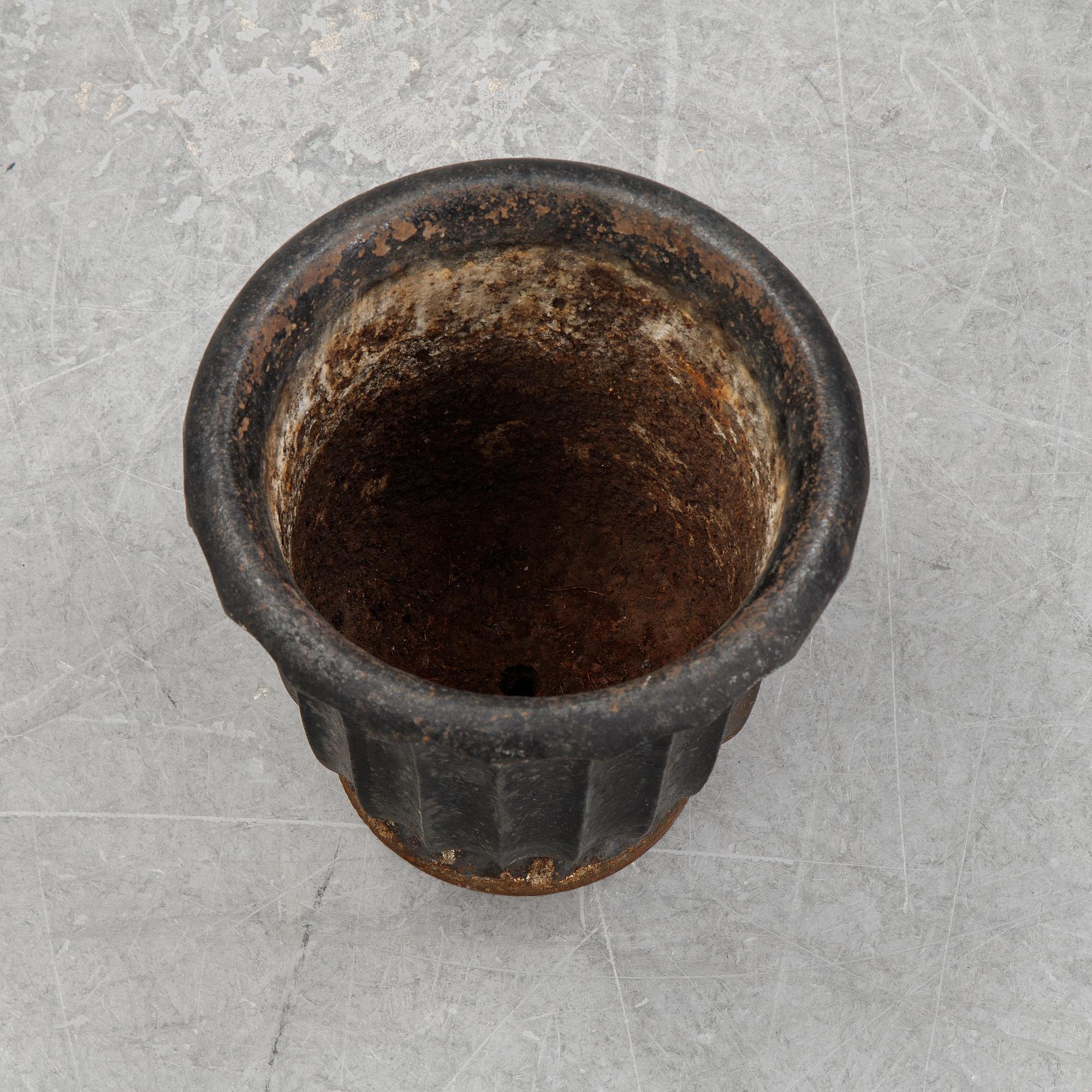 A cast iron garden urn, 20th Century.