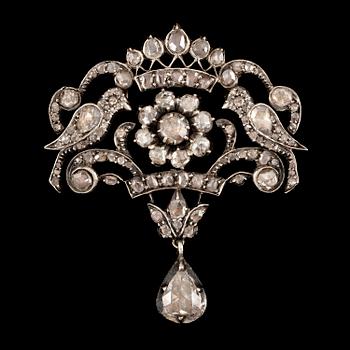 A brooch in silver and 14K gold with rose-cut diamonds.