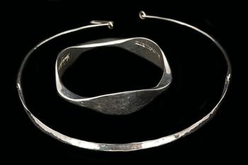 ARMRING SAMT COLLIER, sterlingsilver, Annie Jägbeck, Lund, 1980 samt 1987. Totalvikt ca 52 g.