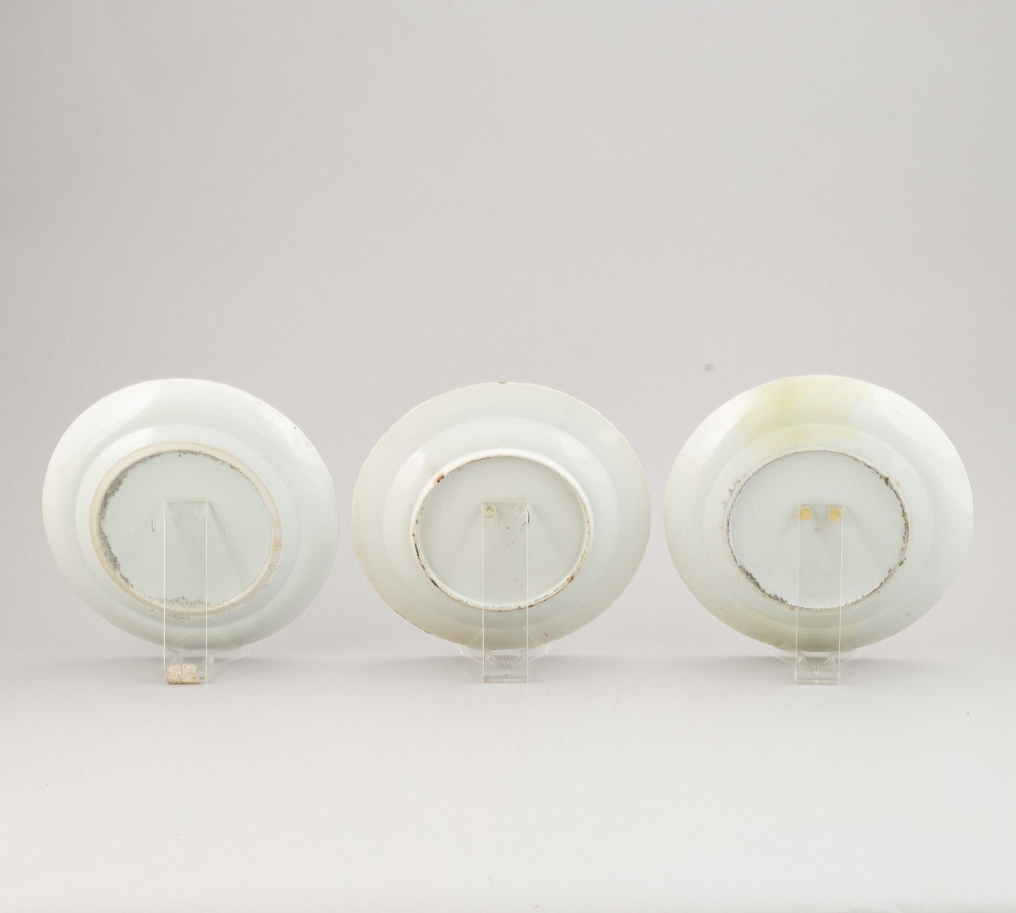 Three famille rose and famille verte plates, Qing dynasty, late 19th century.