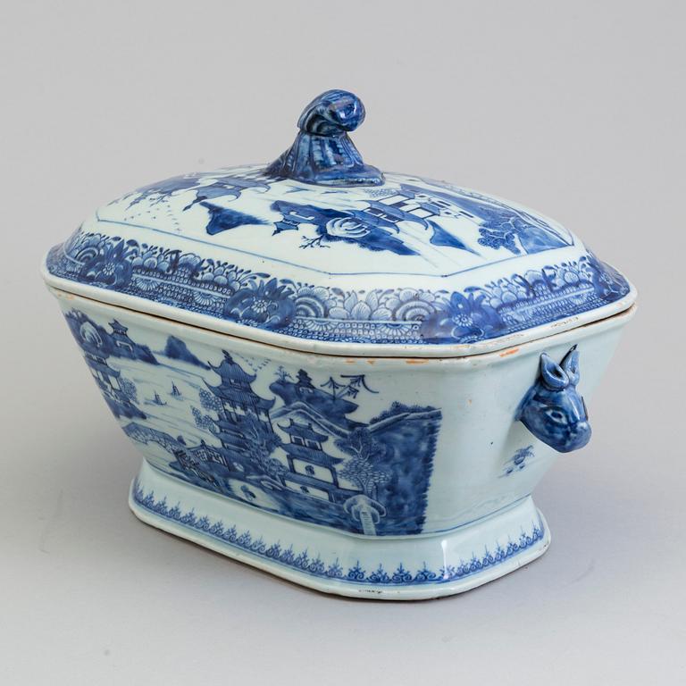 A Chinese blue and white export porcelain tureen with cover, Qing dynasty, Qianlong (1736-95).