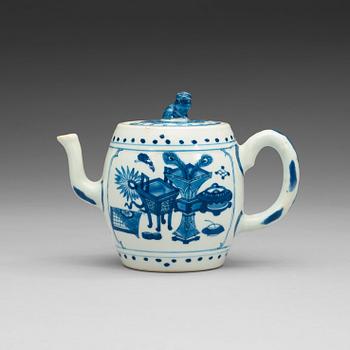 1719. A blue and white tea pot with cover, Qing dynasty, Kangxi (1662-1722).