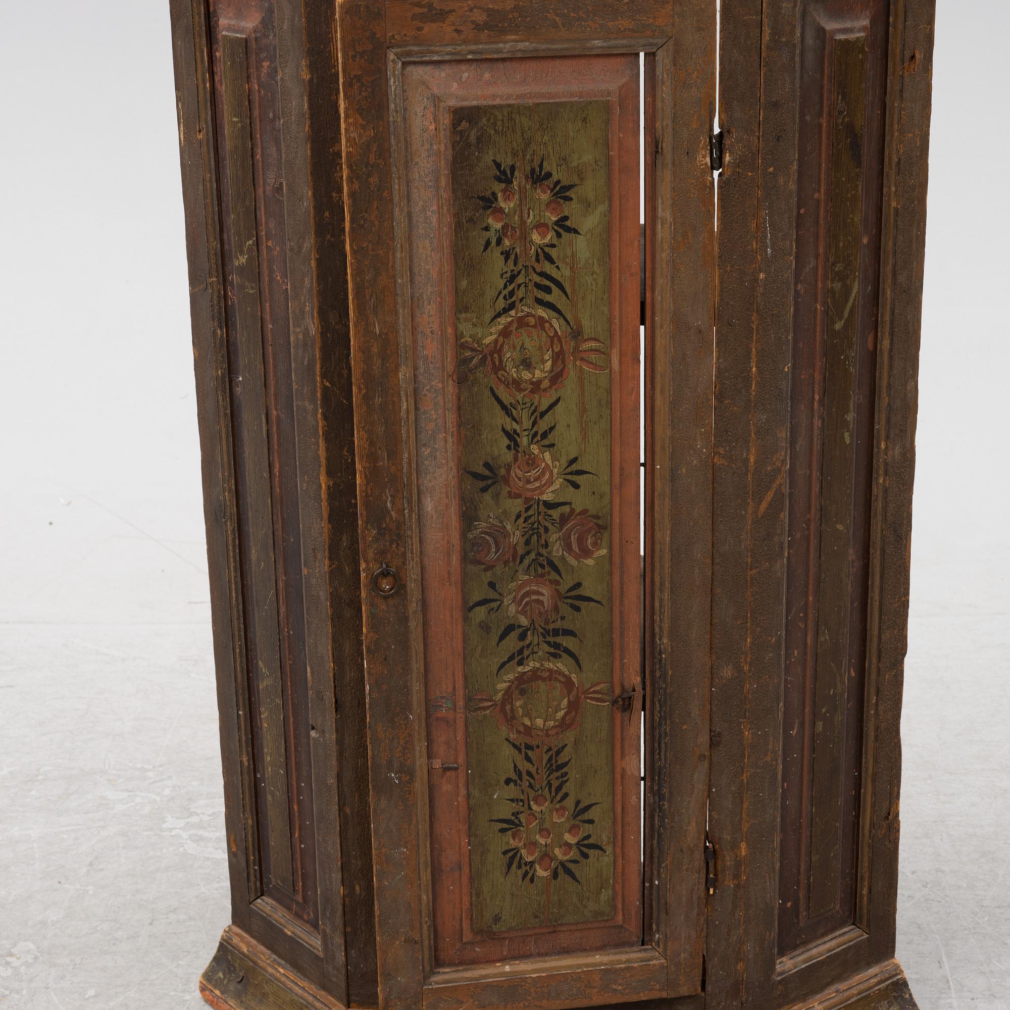 A painted corner cabinet, presumably from Österbotten, Finland, 18th/19th Century.