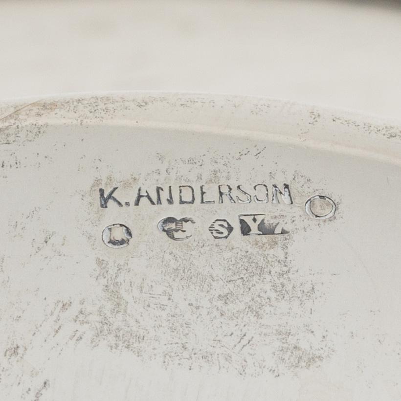 Skål, kanna och etui.