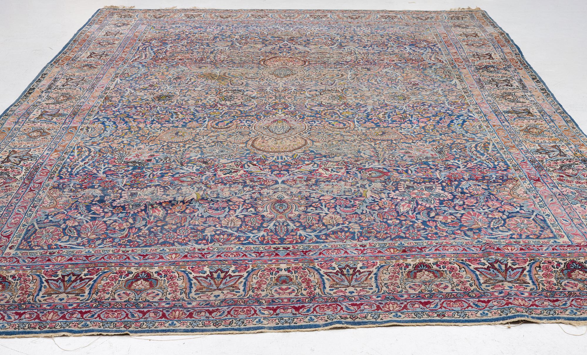 An antique Kirman carpet, ca 410 x 290 cm.