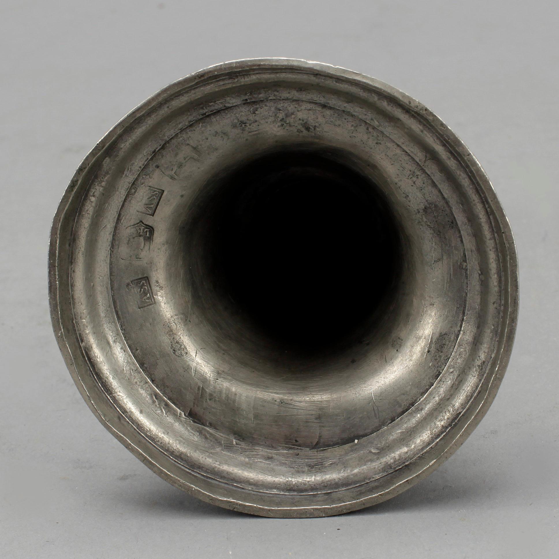 LJUSSTAKAR, 2 st snarlika, tenn, 1700/1800-tal.