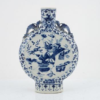 A Chinese blue and white moonflask, Qing dynasty, 19th century.