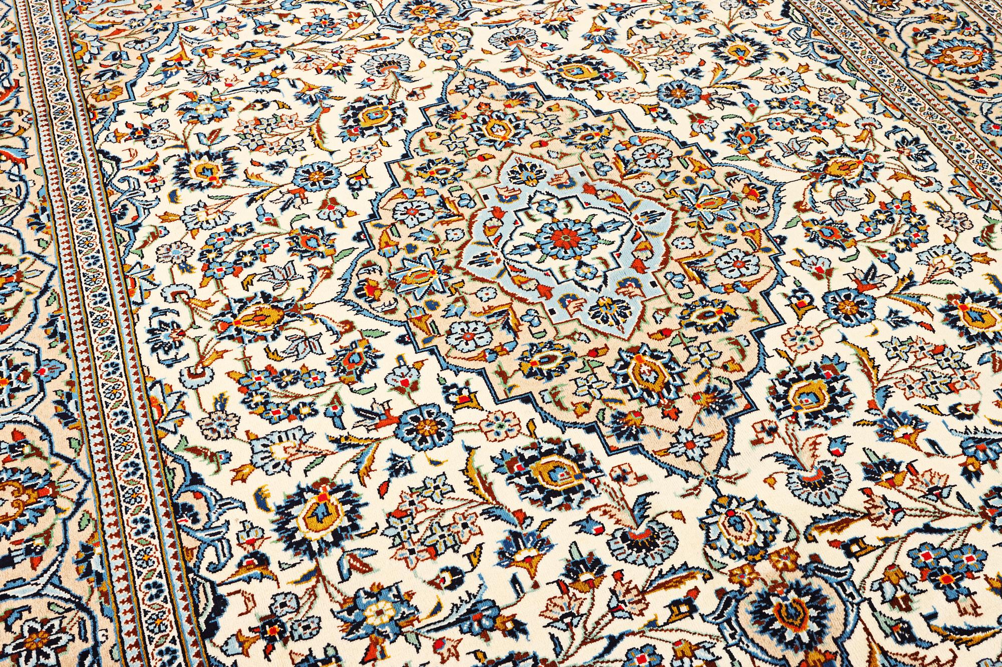 A Kashan carpet, a. 351 x 245 cm.