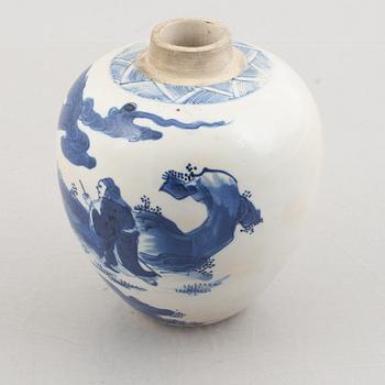 A Chinese blue and white porcelain tea caddie, Qing dynasty.