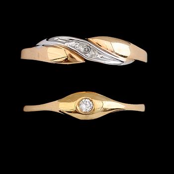 RINGAR, 2 st, 18 k guld med briljantslipade diamanter, 1900-talets andra hälft. Total vikt ca 3 gram.