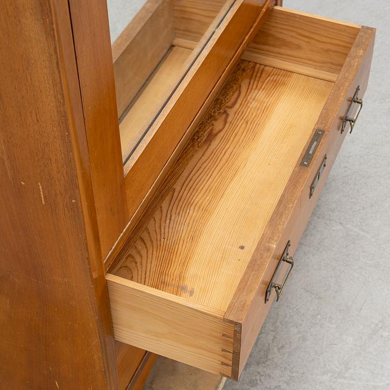 Klädskåp, jugend, 1900-talets början.