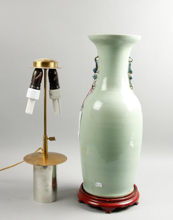 BORDSLAMPA/URNA. Kina, porslin. 1900-tal.