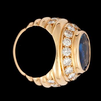 RING, 18k guld med safir, ca6.00ct och diamanter tot ca2.10ct. Rene Boivin.