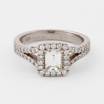 RING, med smaragdslipad diamant ca 0.75 ct samt briljantslipade diamanter totalt ca 0.50 ct.