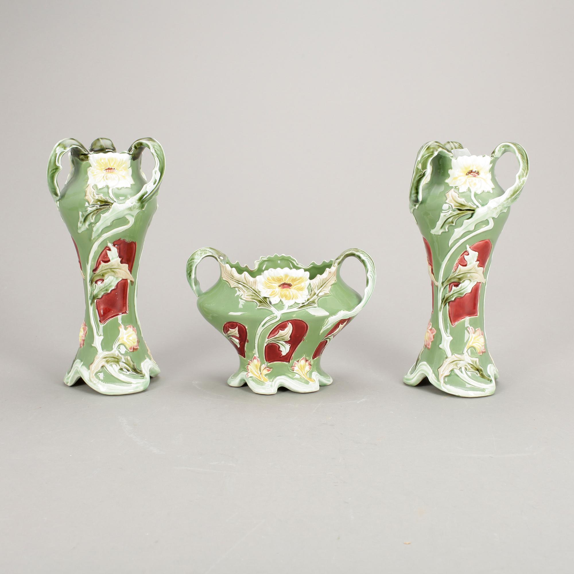 VASER ett par samt JARDINJÄR, majolika, jugend, 1900-talets början.