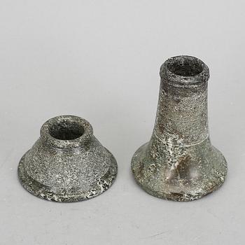 TÄNDSTICKSHÅLLARE, 2st, kolmårdsmarmor, 1800-tal.