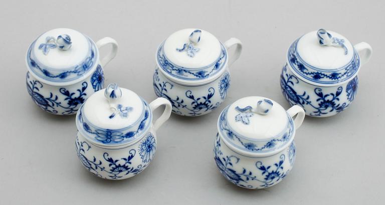 CRÈMEKOPPAR MED LOCK, 5 st, porslin, Meissen, lökmönstret.