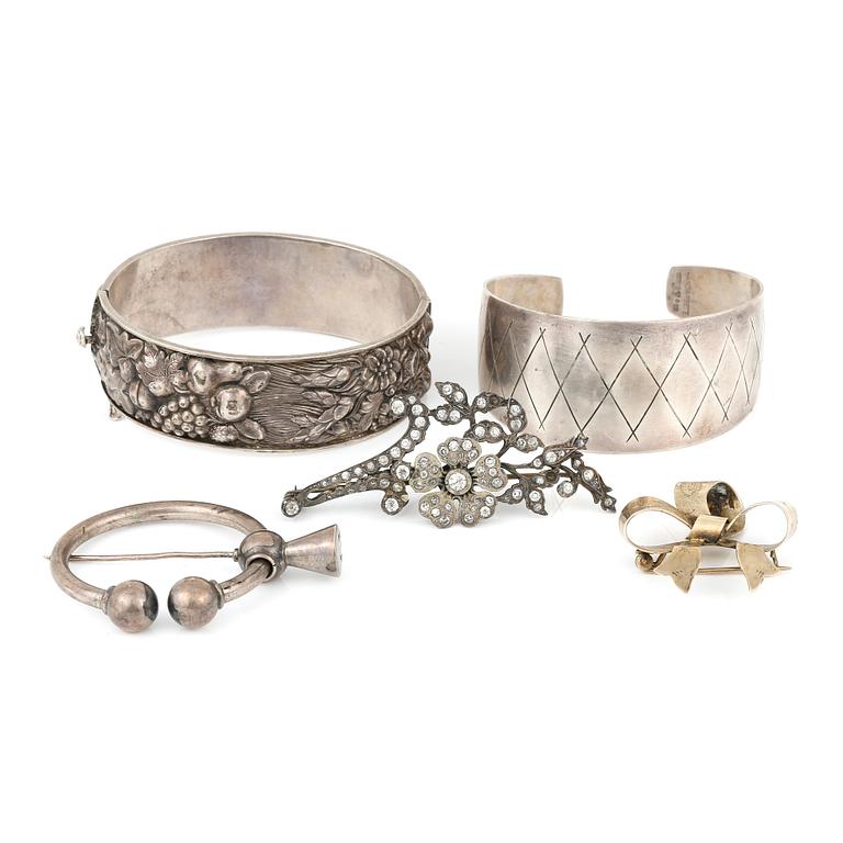 ARMRINGAR 2 st, BROSCHER, 3 st. Bl a Arvo Saarela Enköping 1957 & Orlow, Bruno Torri, Malmö 1952. Vikt ca 90 gram.