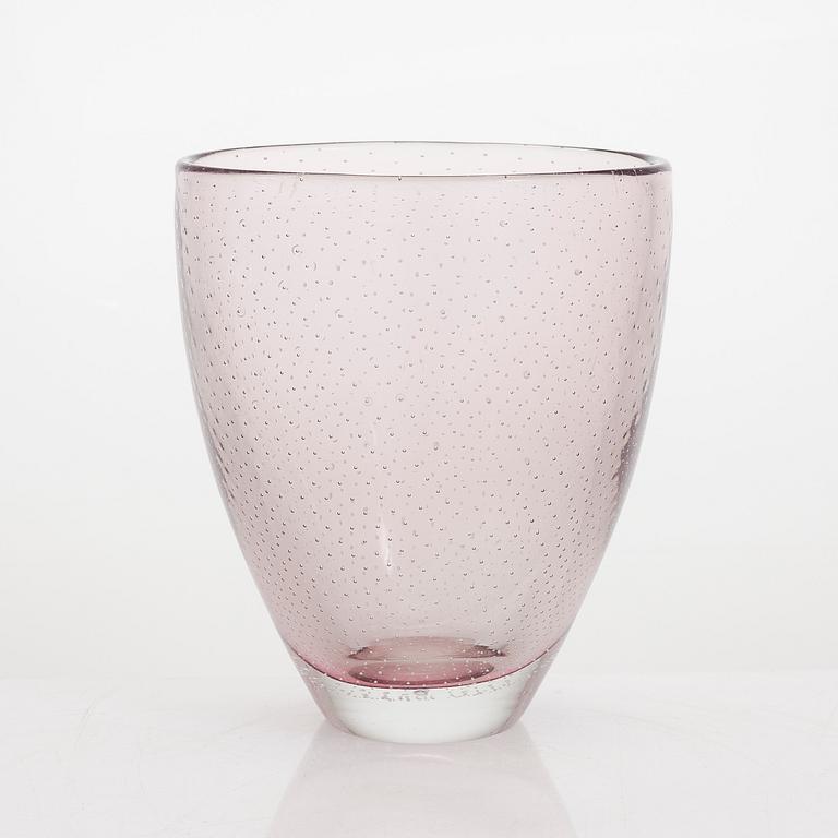 Gunnel Nyman, A glass vase, signed G. Nyman, Nuutajärvi Notsjö.