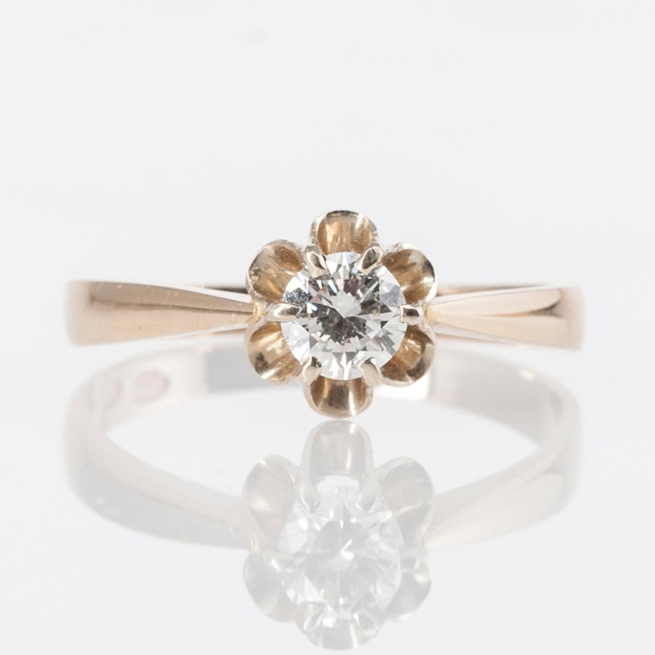 RING, 18K guld, briljantslipad diamant 0,30 ct, Erkki Vainio. 1983. Vikt 1,9 g.