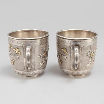 MUGGAR, ett par med INSATSER, silver. Kina, tidigt 1900-tal.
